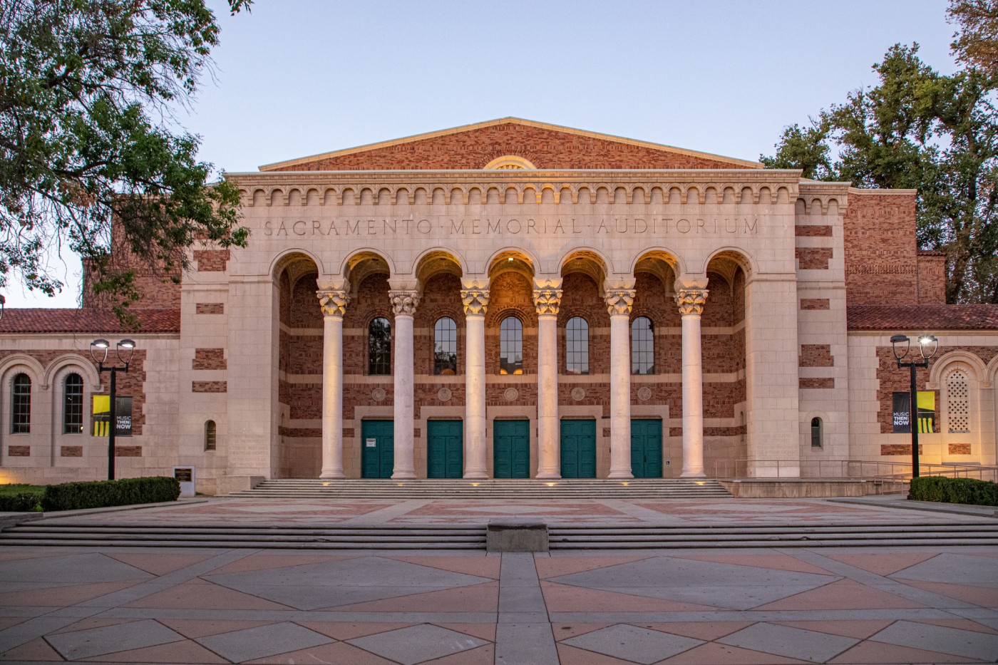 Image of the Sacramento Memorial Auditorium building